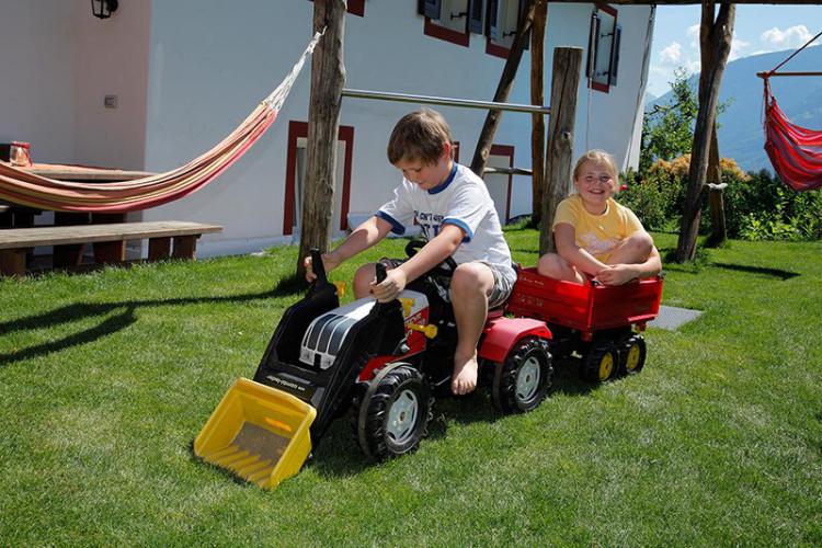 Spielzeugtraktor mit Anhänger