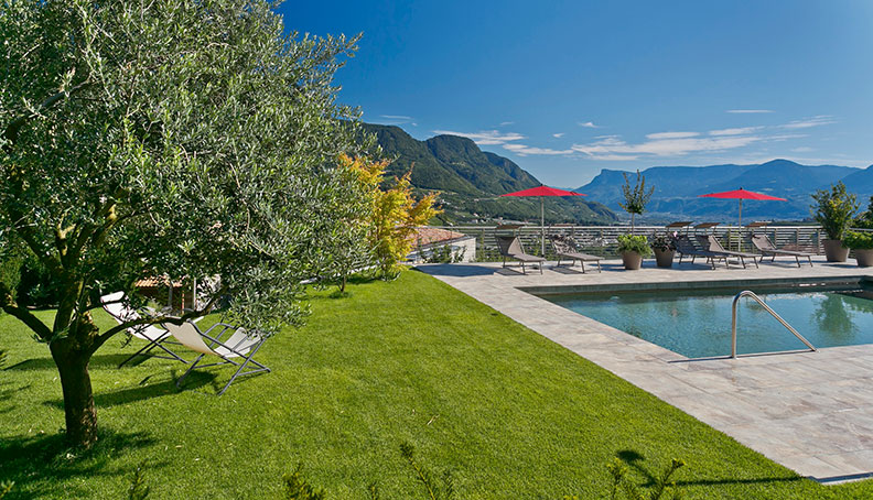 Piscina circondata da un grande prato per prendere il sole