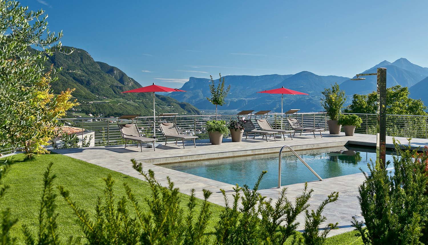 Gasserhof in Kuens/Caines – Pool with panoramic view