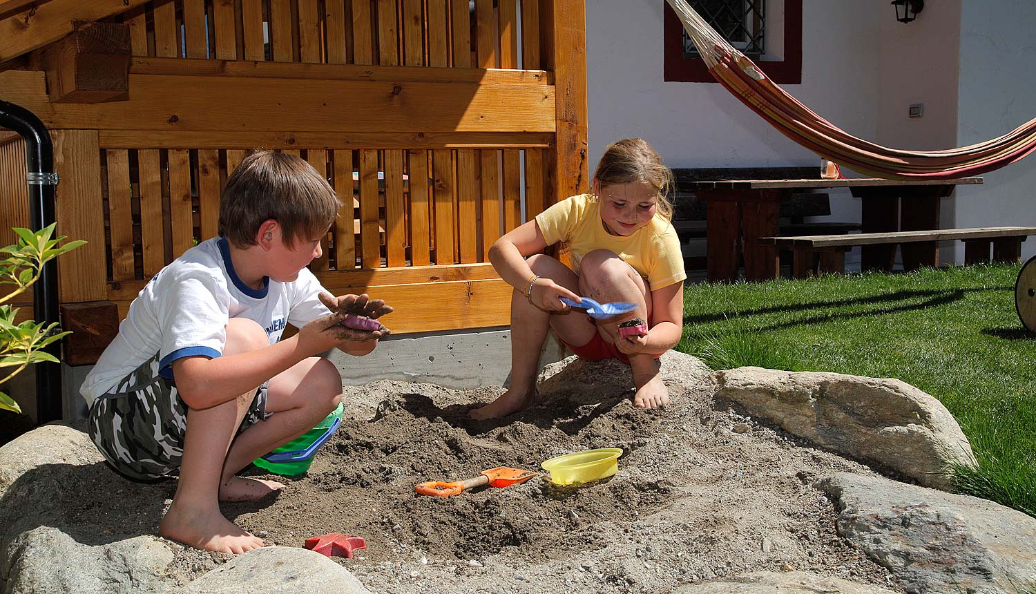 Parco giochi con box-sabbia per bambini